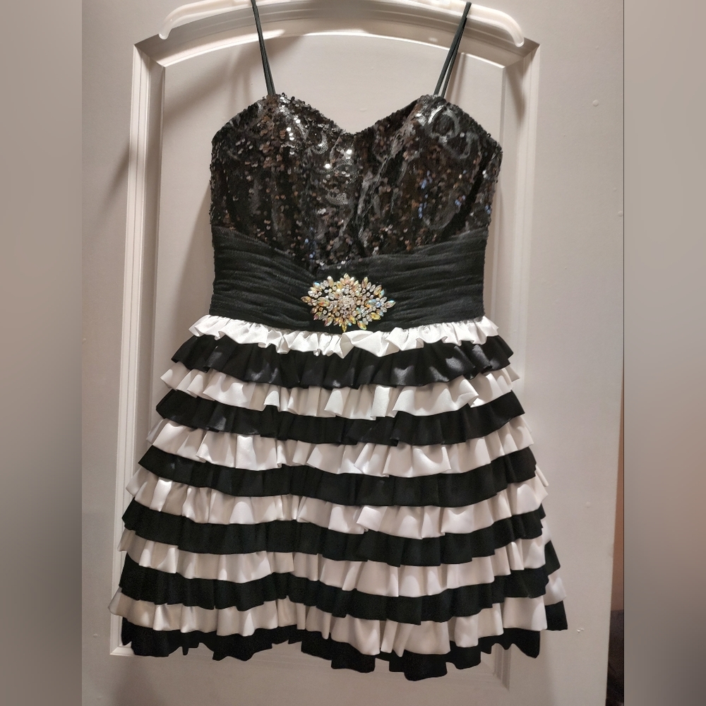 WOW! Prom and Pageant dress. Size 10 but it runs a little small.